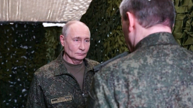 Ruský vodca Vladimir Putin počúva správu náčelníka generálneho štábu ruských ozbrojených síl generála Valerija Gerasimova. 