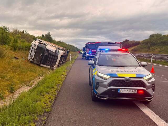 Tragédia na D1: Pod prevráteným kamiónom vyhasol život vodiča