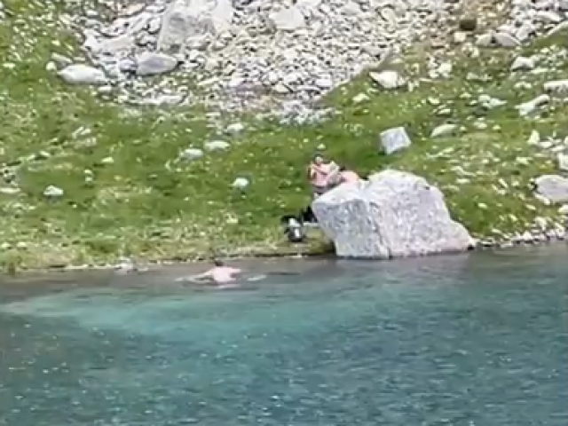 VIDEO: Muž sa kúpal v tatranskom plese. Jeho konanie vyvolalo kritiku