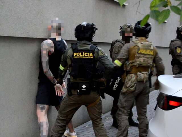 Vyše tisíc ľudí prišlo o milióny. Polícia zasiahla proti krypto podvodníkom, zaistila luxusné autá aj zlato