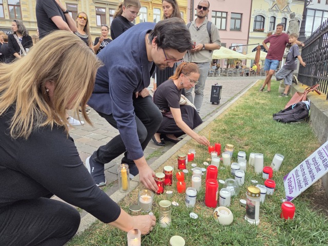 V utorok večer sa desiatky ľudí v Košiciach na Hlavnej ulici zúčastnili pochodu proti domácemu násiliu.