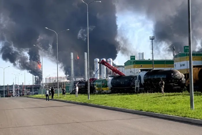 Rafinéria v Nižnekamsku po ukrajinskom útoku 8. júla 2026