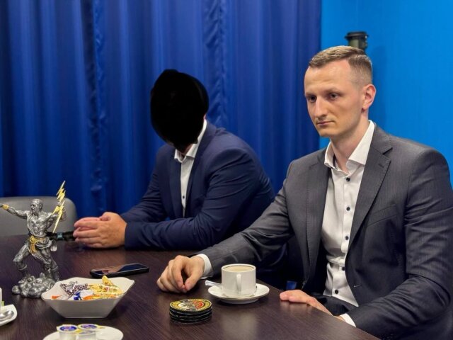 Kandidát Republiky Tomáš Špaček na fotkách začiernil tvár Jána Grófa