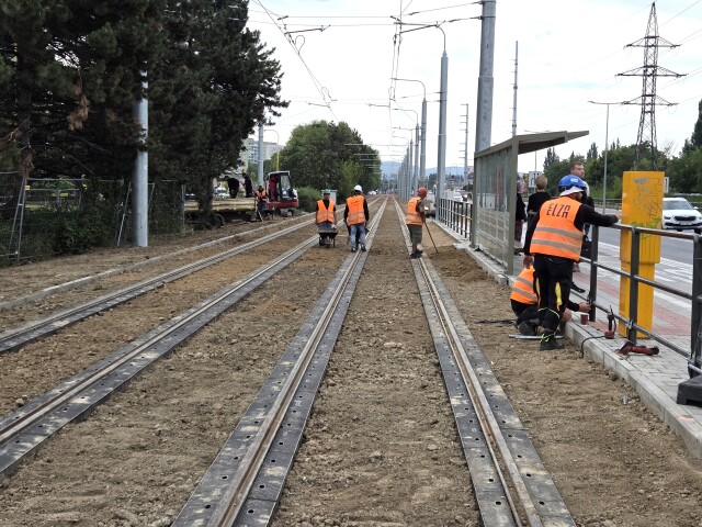 Modernizácia električkovej trate na košickom sídlisku Nad jazerom je pomaly vo finále.