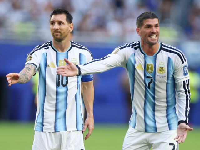 Argentínčania Rodrigo de Paul (7) a Lionel Messi (10) v súboji protí Kapverdám na MS 2026. 