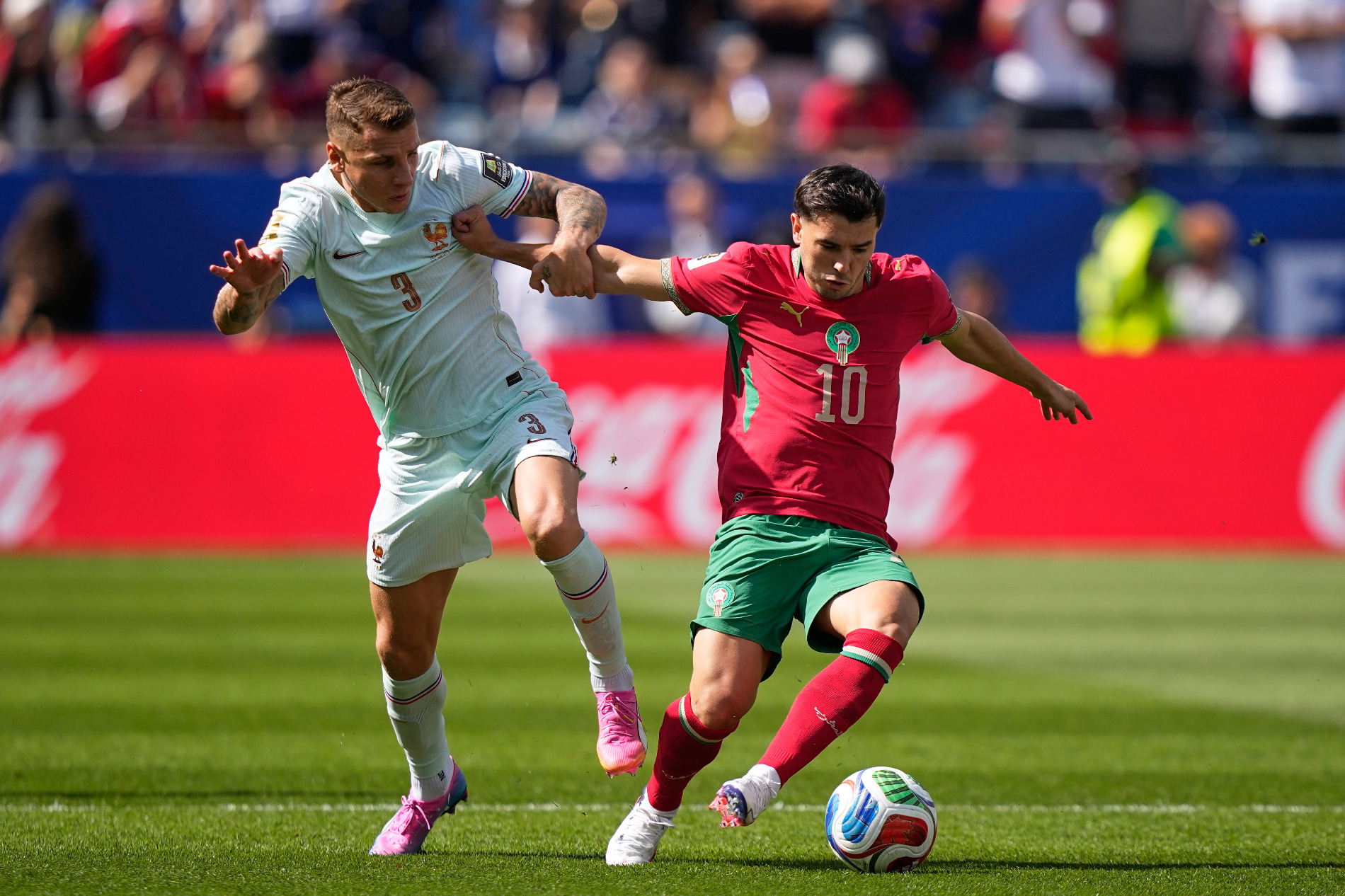 Futbalista Francúzska Lucas Digne (vľavo) a hráč Maroka Brahim Diaz bojujú o loptu počas štvrťfinálového zápasu Maroko - Francúzsko na majstrovstvách sveta vo futbale americkom meste Foxborough vo štvrtok 9. júla 2026.