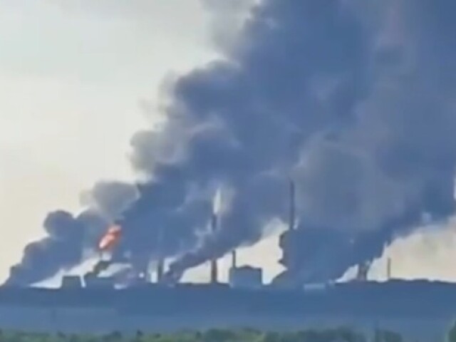 Ukrajina udrela na veľkú rafinériu až pri Urale. Rusko hlási požiare