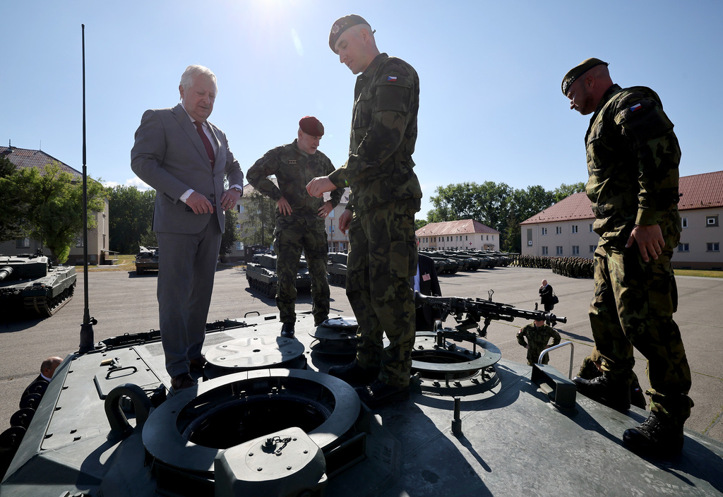 Minister obrany Českej republiky Jaromír Zůna na tanku Leopard 2A4