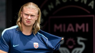 Mohutný Viking, ktorý polonahý objíma budúcu kráľovnú. Jeho popularita stúpa do nekonečných výšin