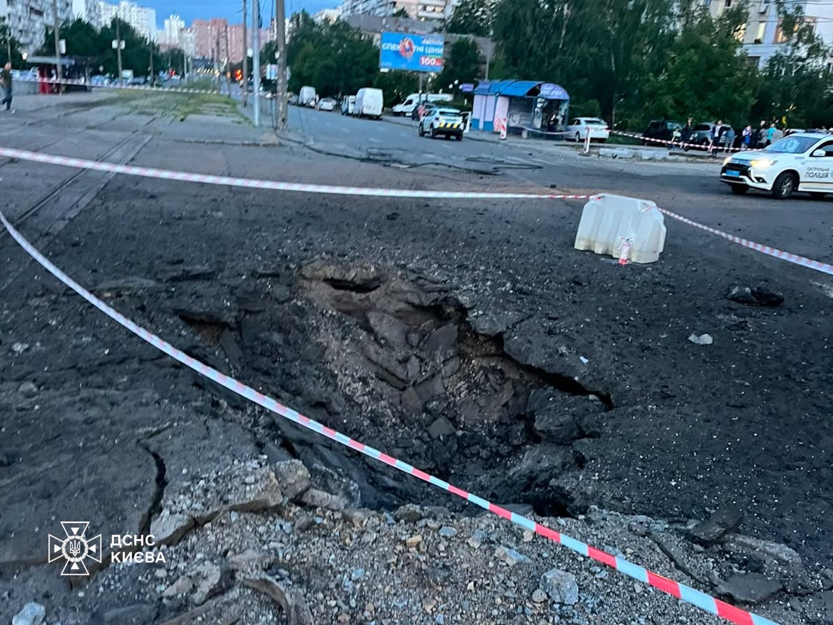 Kráter na ceste v Kyjeve po ruskom útoku 11. júla 2026