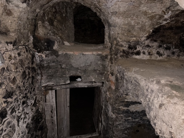 Pivničné priestory si kedysi delilo viacero susedov.