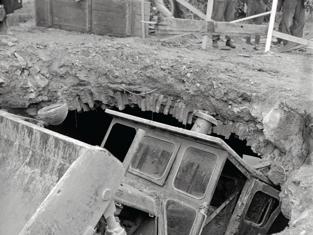 Unikátny záber z roku 1969 zachytávajúci stavebný stroj, ktorý sa preboril priamo do historických podzemných priestorov na námestí.