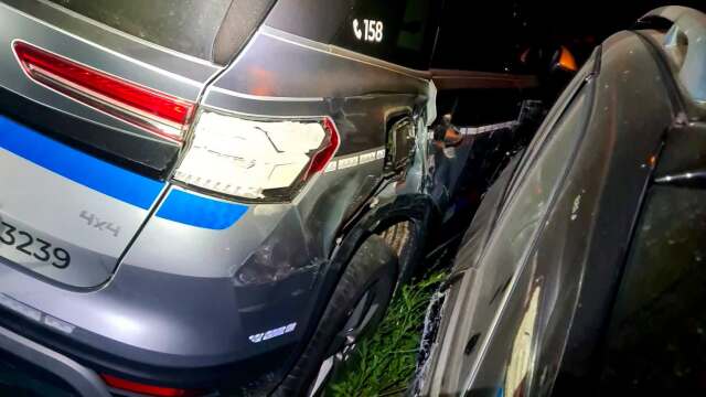 Policajné auto skončilo na prenasledovanom vozidle