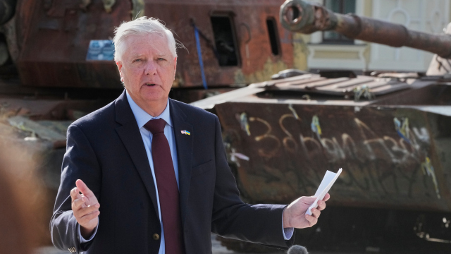 Americký senátor Lindsey Graham neďaleko výstavy zničených ruských tankov v centre Kyjeva v piatok 10. júla 2026.