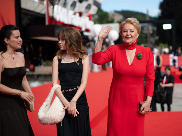 Slovenská herečka a diplomatka Magda Vášáryová na záverečnom ceremoniáli v Karlových Varoch. Predviedla sa v kreácii od Borisa Kráľa. Sprevádzala ju aj dcéra Hana Lasicová a vnučky Ester a Stella.