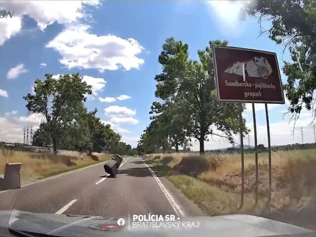 VIDEO: Pozor, letí gauč! Policajti boli pri kurióznej nehode