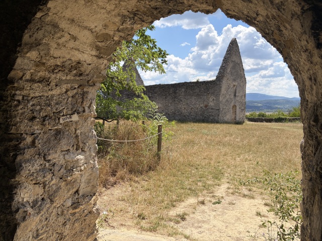 V obci Haluzice sa nachádza románsky kostolík, výhľad je z neho aj na Beckovský hrad.