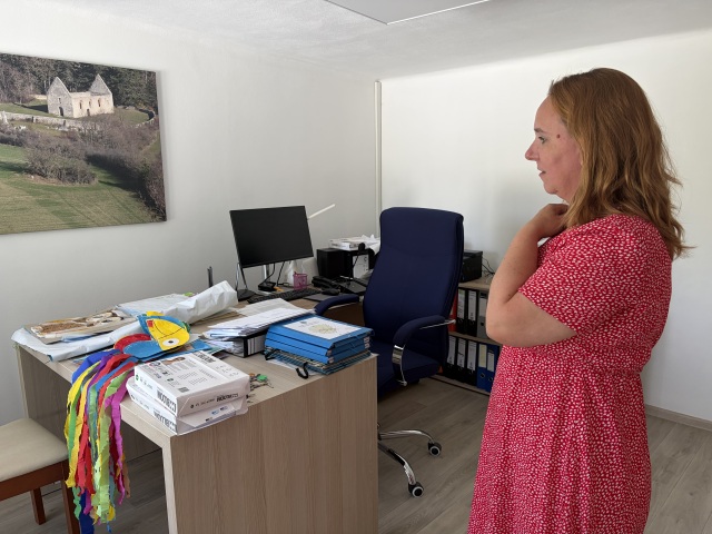 Starostka obce Haluzice Silvia Matejovičová je jediným zamestnancom úradu.