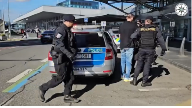 Zadržanie podvodníka v Prahe, podvodník, policie