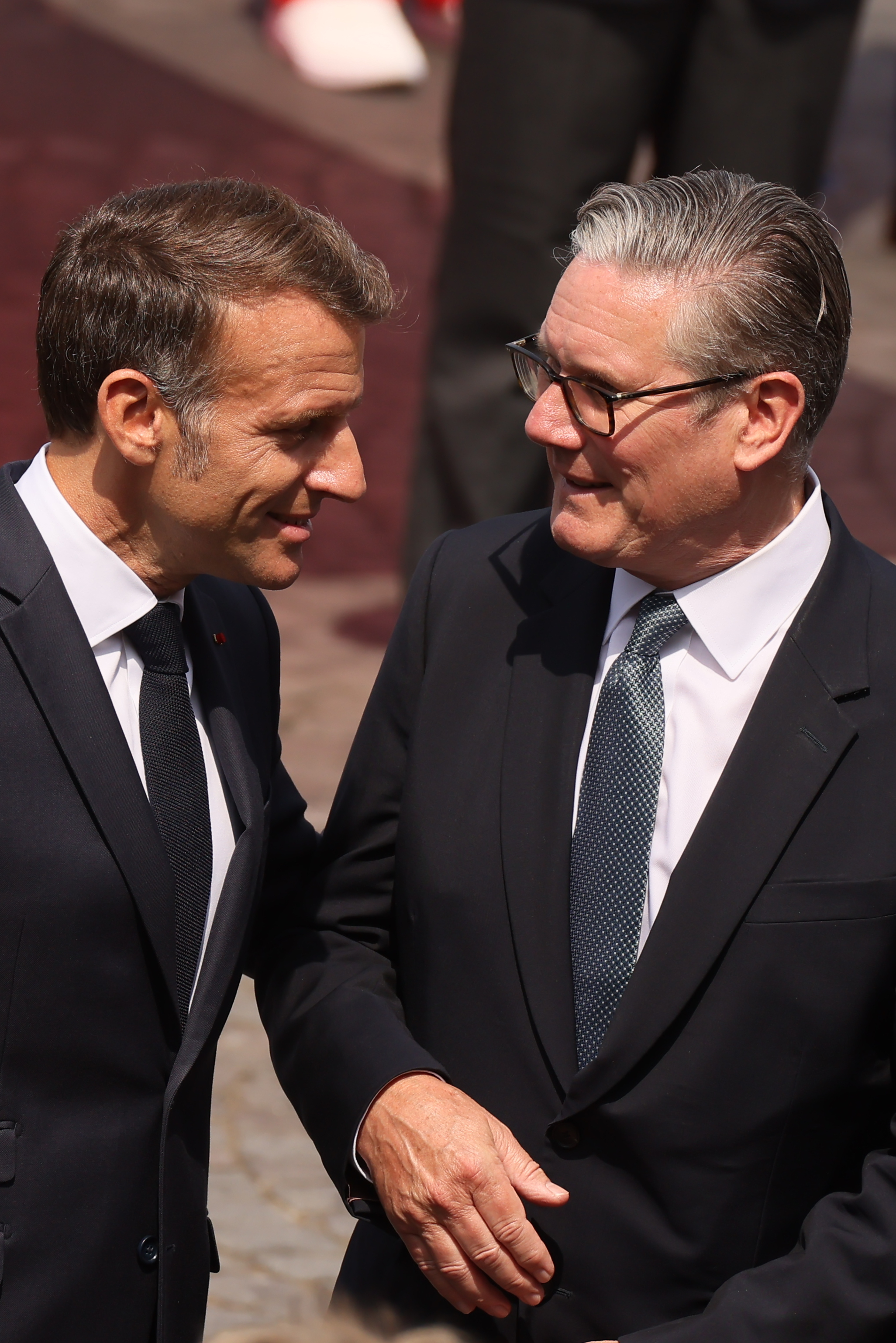 Britský premiér Keir Starmer (vpravo) a francúzsky prezident Emmanuel Macron na vojenskej prehliadke počas dňa Bastily na Champs-Elysees v Paríži, 14. júla 2026