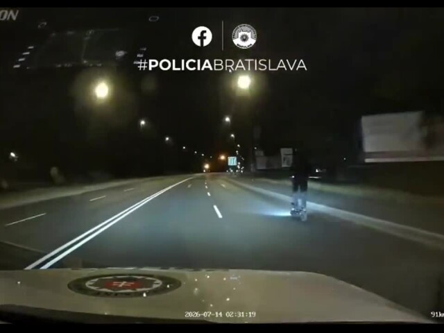 VIDEO: Šialená jazda Bratislavou. Tínedžer na kolobežke stovkou unikal pred políciou, dopadol tvrdo