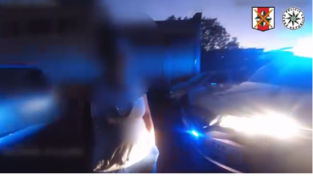 Chcela podplatiť policajtov, policie, žena