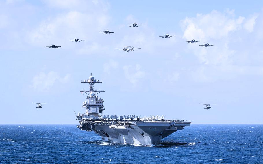 Lietadlá nad americkou lietadlovou loďou USS Gerald R. Ford počas slávnosti v Karibskom mori 19. januára 2026