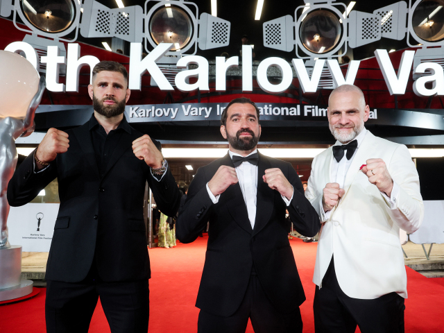 Svetová premiéra filmu Bojovník v Karlových Varoch. Zľava zápasník Jiří Procházka a herci Milan Ondrík a Ján Jackuliak.