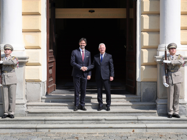 Ministri obrany Slovenskej republiky a Českej republiky Jaromír Zůna a Robert Kaliňák
