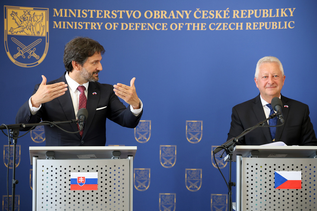 Ministri obrany Slovenskej republiky a Českej republiky Jaromír Zůna a Robert Kaliňák