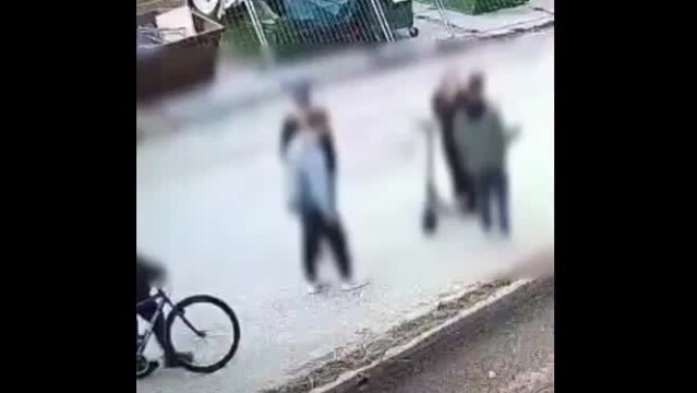 ľudia kolobežka polícia