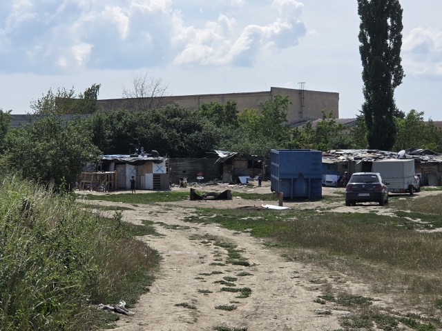 V košickej osade Lubina dnes bager zbúral prvé chatrče. Išlo o obydlia rodín, ktoré odišli do Maďarska.