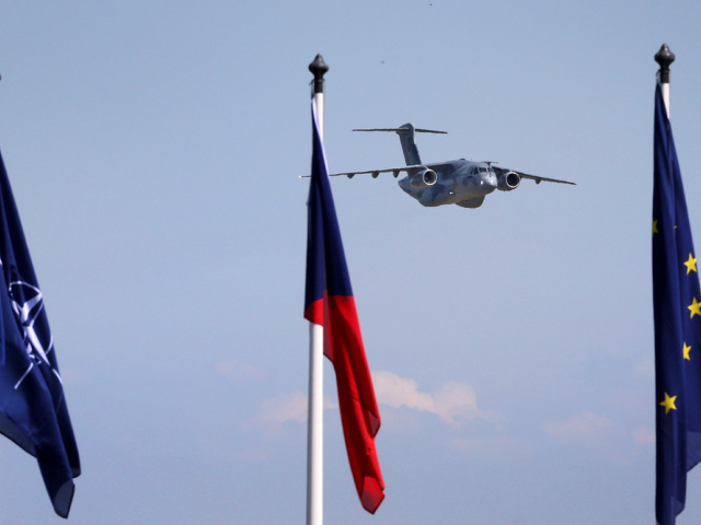 Embraer oficiálne odovzdal prvé C-390 Millennium českým vzdušným silám