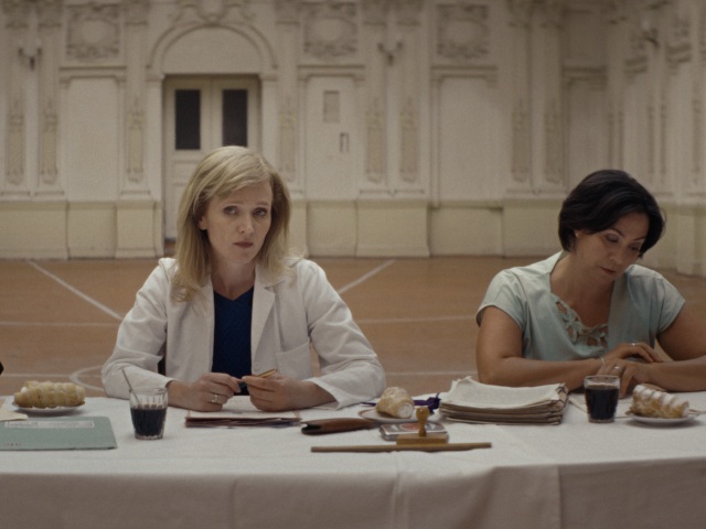 Anna Geislerová ako členka lekárskej komisie vo filme Prameň.