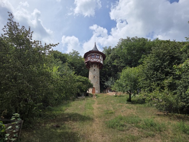 Hájska Veža Na vlásku už zďaleka púta pozornosť. Ponúka nevšedné spojenie rozprávok a fantasy. Je odtiaľ dobrý výhľad na dedinu Háj aj neďaleký Turniansky hrad.