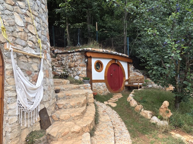 Hájska Veža Na vlásku už zďaleka púta pozornosť. Ponúka nevšedné spojenie rozprávok a fantasy. Je odtiaľ dobrý výhľad na dedinu Háj aj neďaleký Turniansky hrad.