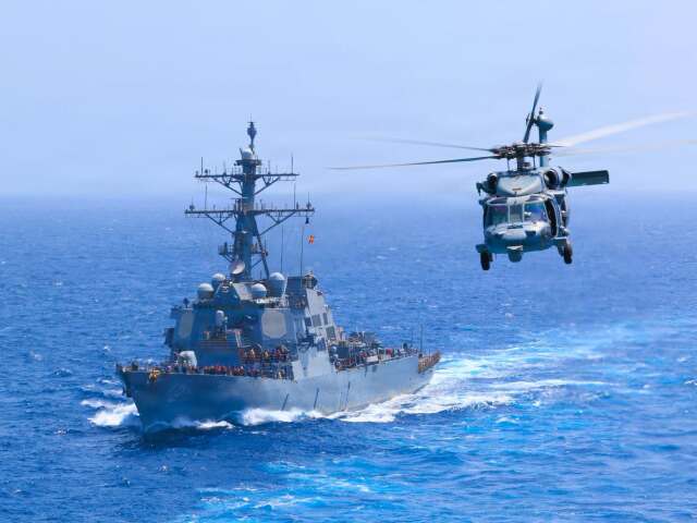 Americká loď USS Donald Cook (DDG 75) a MH-60S Sea Hawk