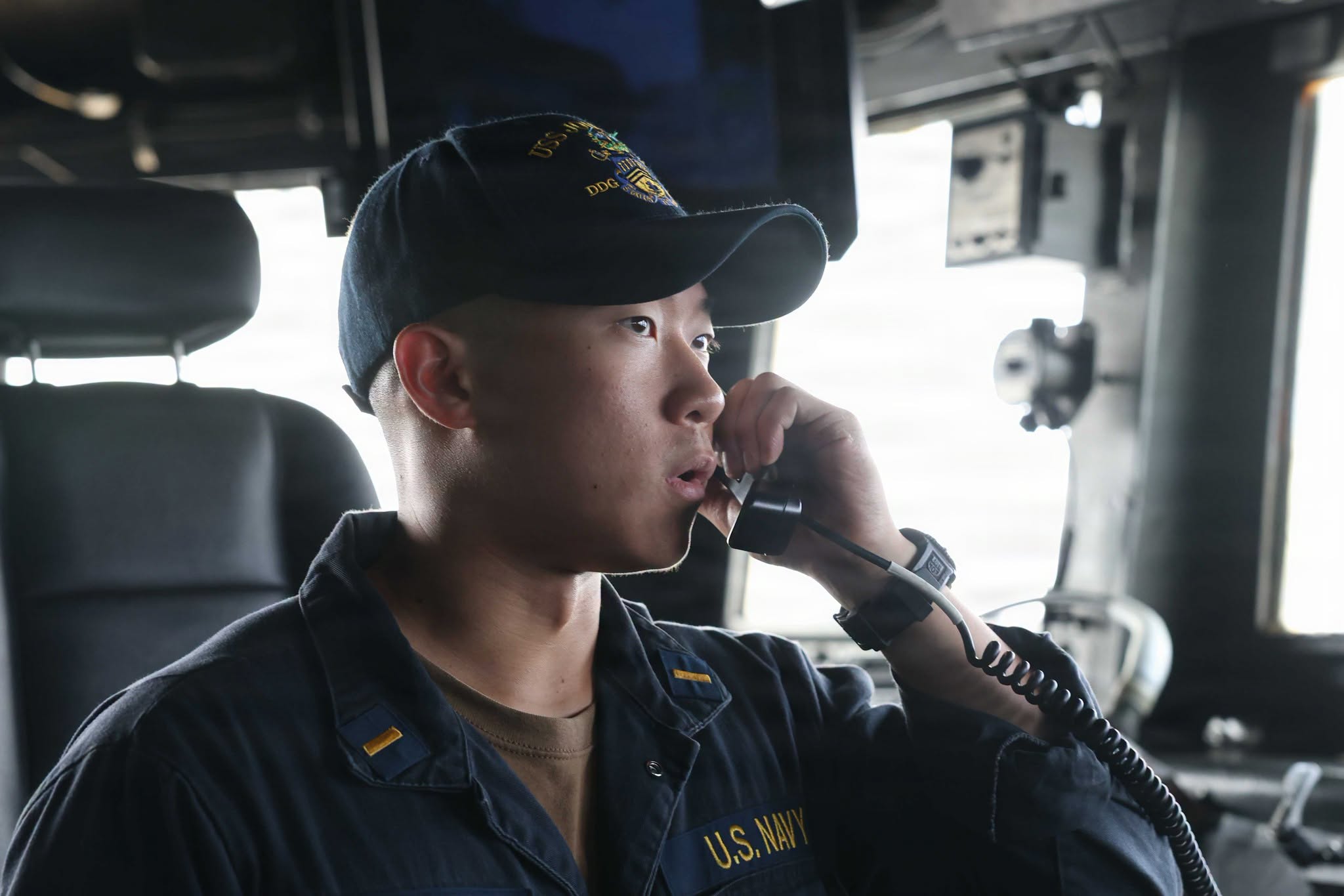 Príslušník US Navy na lodi USS John Finn (DDG 113) 6. júla 2026 v priestore Blízkeho východu 