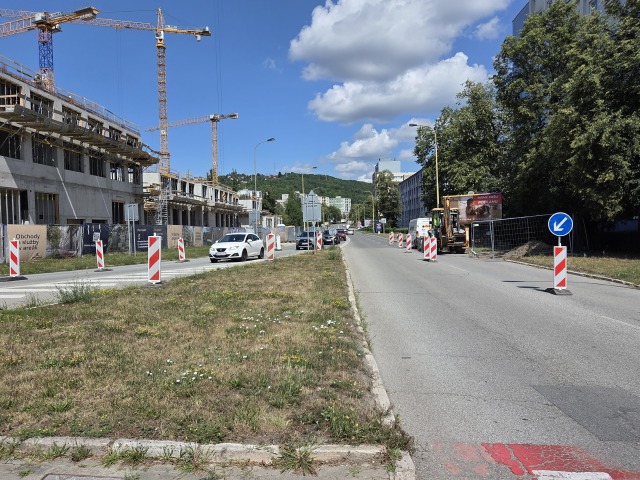 Od pondelka 20. júla sa musia košickí vodiči pripraviť na dopravné obmedzenia pri Amfiteátri. Potrvajú ešte niekoľko týždňov, doprava je zúžená do dvoch pruhov.