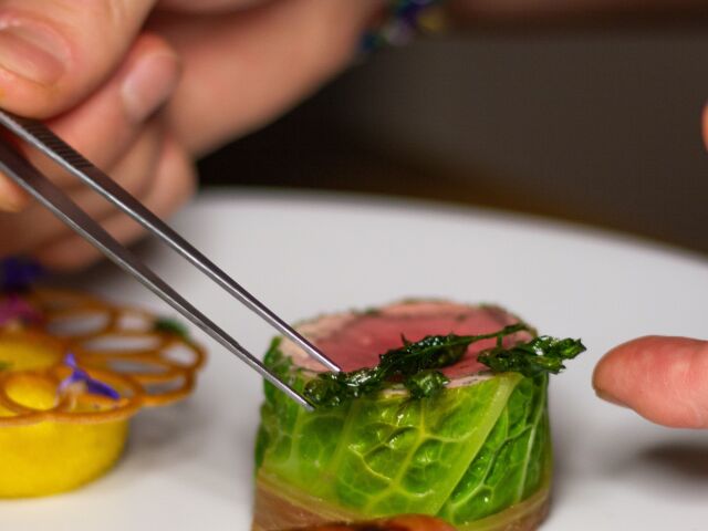 Gastronomické šialenstvo s horkou dohrou: Michelinskému šéfkuchárovi hrozí väzenie za zakázanú prísadu v dezertoch