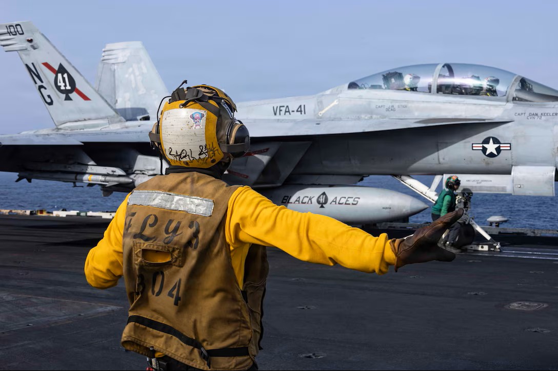 Americké stíhacie lietadlo F/A-18F Super Hornet sa pripravuje na štart na lodi USS Abraham Lincoln (CVN 72) 25. júna 2026
