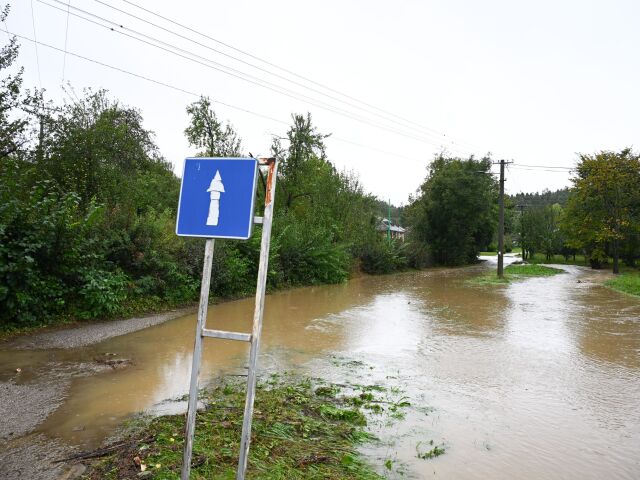 Vyliata voda z rozvodneného Váhu na staršej snímke.