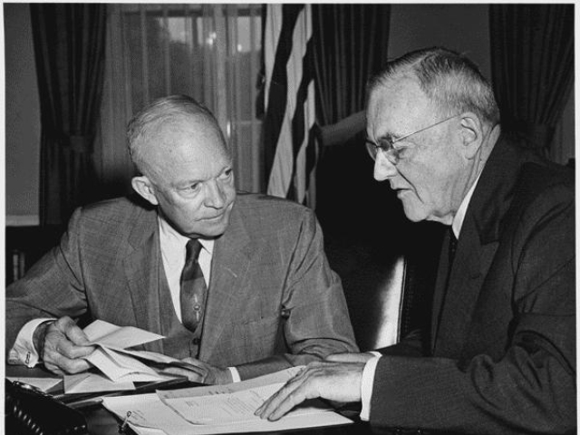 Prezident USA Dwight Eisenhower (vľavo) a jeho minister obrany John F. Dulles na snímke z roku 1956.