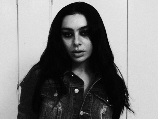 Charli xcx vydala album Music, Fashion, Film. V jej novom videoklipe si zahral známy herec