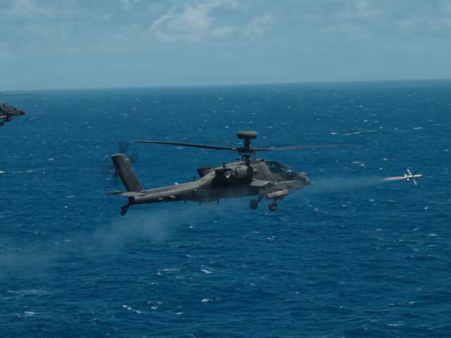 Americký bojový vrtuľník AH-64E Apache Guardian počas vystrelenia rakety