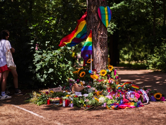 Obeťou útoku na berlínsky Pride je 65-ročná Poľka, jej dcéra smrti unikla. Merz prisľúbil reakciu