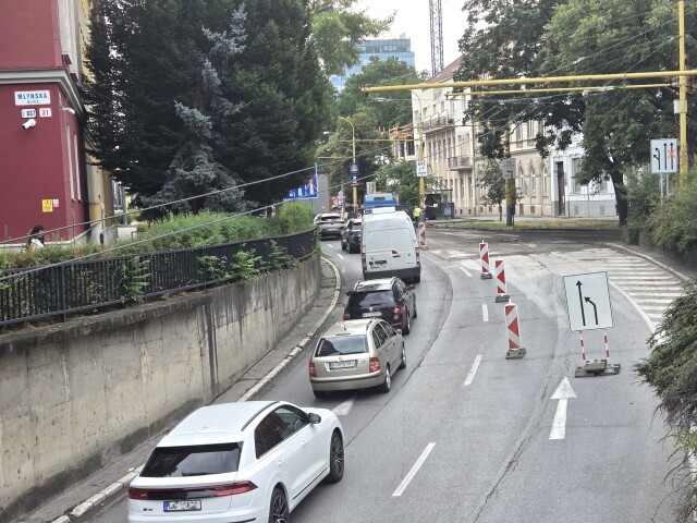 Cesta na ulici Protifašistických bojovníkov potrebovala opravu ako soľ. Prvej sa už dočkala, práce začali v týchto dňoch. Na rad prídu aj ďalšie etapy.