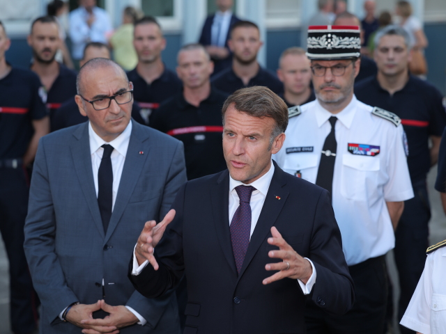Túto bitku vyhráme, podporil Macron hasičov pri Bordeaux. Francúzsko čelí najhoršiemu požiaru od druhej svetovej vojny