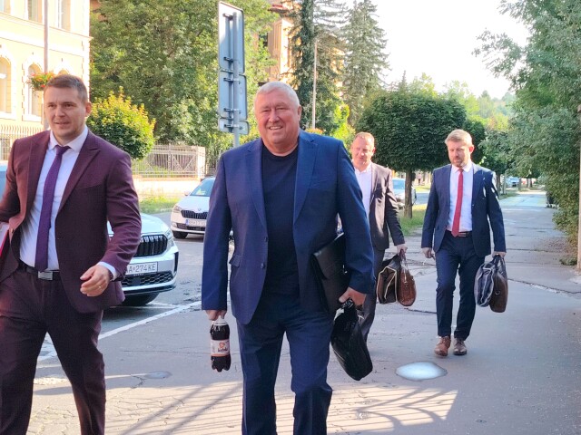 Dušan Kováčik prichádza na Špecializovaný trestný súd v Banskej Bystrici (utorok 28. 7. 2026).