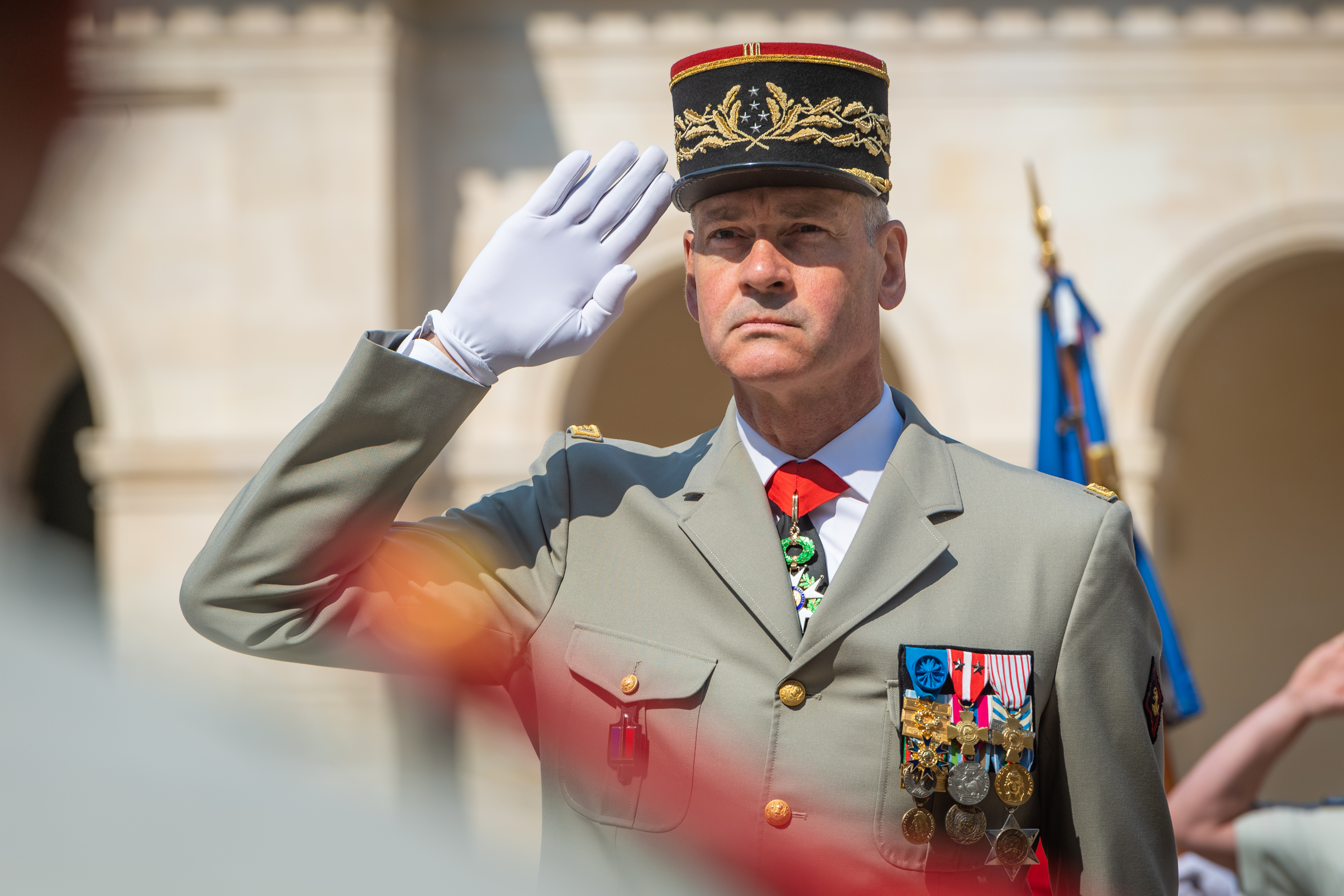 Generál Piere Schill 7. júna 2023 na dvore parížskej Invalidovne